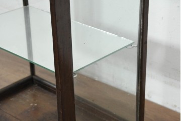 イギリスアンティーク　1930年頃　背面ミラーがコレクションを引き立てる卓上ガラスケース　(R-089924)
