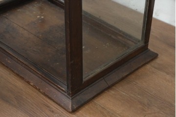 イギリスアンティーク　1930年頃　背面ミラーがコレクションを引き立てる卓上ガラスケース　(R-089924)