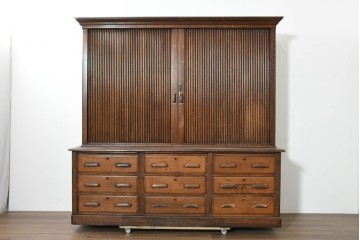 イギリスアンティーク　1920年頃　オーク材　蛇腹扉が印象的な特大サイズの重ねキャビネット　(R-089925)