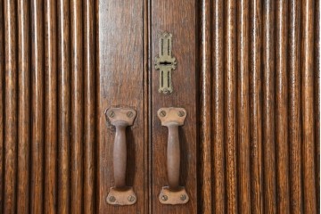 イギリスアンティーク　1920年頃　オーク材　蛇腹扉が印象的な特大サイズの重ねキャビネット　(R-089925)