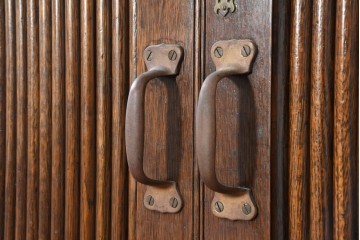 イギリスアンティーク　1920年頃　オーク材　蛇腹扉が印象的な特大サイズの重ねキャビネット　(R-089925)