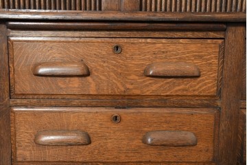 イギリスアンティーク　1920年頃　オーク材　蛇腹扉が印象的な特大サイズの重ねキャビネット　(R-089925)