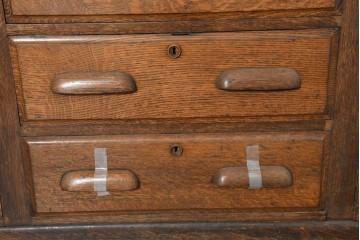 イギリスアンティーク　1920年頃　オーク材　蛇腹扉が印象的な特大サイズの重ねキャビネット　(R-089925)