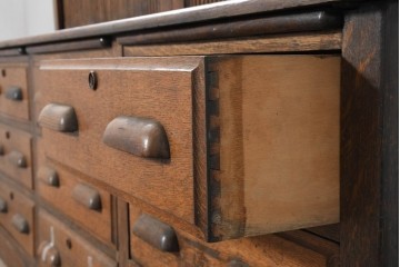 イギリスアンティーク　1920年頃　オーク材　蛇腹扉が印象的な特大サイズの重ねキャビネット　(R-089925)