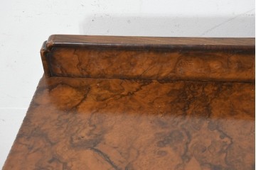 イギリスアンティーク　1920年頃　ウォールナットバール杢　クオーターマッチ　美しい木目と彫刻が調和するサイドボード　(R-089926)