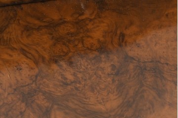 イギリスアンティーク　1920年頃　ウォールナットバール杢　クオーターマッチ　美しい木目と彫刻が調和するサイドボード　(R-089926)