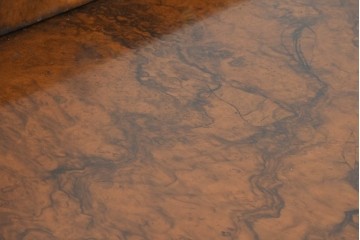 イギリスアンティーク　1920年頃　ウォールナットバール杢　クオーターマッチ　美しい木目と彫刻が調和するサイドボード　(R-089926)