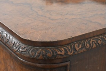 イギリスアンティーク　1920年頃　ウォールナットバール杢　クオーターマッチ　美しい木目と彫刻が調和するサイドボード　(R-089926)