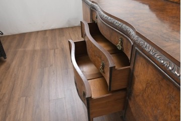 イギリスアンティーク　1920年頃　ウォールナットバール杢　クオーターマッチ　美しい木目と彫刻が調和するサイドボード　(R-089926)