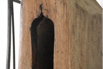 アジアンアンティーク　1900年から1930年頃　バリ　特大!!　 高さ約2.5m　一本木をくり抜いた迫力ある木製スリットドラム　吊り下げスタンド付き　(R-089927)