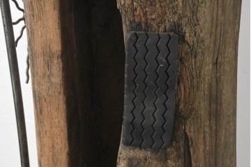 アジアンアンティーク　1900年から1930年頃　バリ　特大!!　 高さ約2.5m　一本木をくり抜いた迫力ある木製スリットドラム　吊り下げスタンド付き　(R-089927)