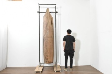 アジアンアンティーク　1900年から1930年頃　バリ　特大!!　 高さ約2.5m　一本木をくり抜いた迫力ある木製スリットドラム　吊り下げスタンド付き　(R-089927)