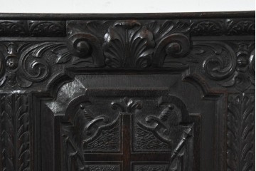 ヨーロッパアンティーク　1900年頃　オーク材　人物と紋章の彫刻が重厚な収納付きカービングベンチ　(R-089928)
