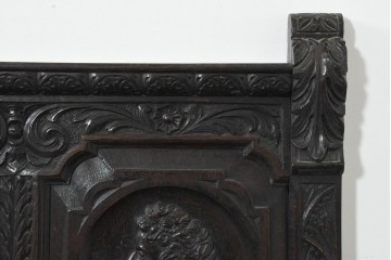 ヨーロッパアンティーク　1900年頃　オーク材　人物と紋章の彫刻が重厚な収納付きカービングベンチ　(R-089928)
