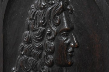 ヨーロッパアンティーク　1900年頃　オーク材　人物と紋章の彫刻が重厚な収納付きカービングベンチ　(R-089928)