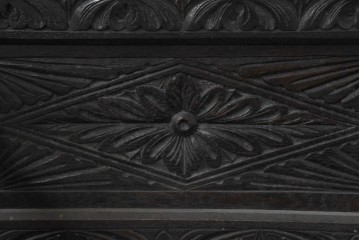 ヨーロッパアンティーク　1900年頃　オーク材　人物と紋章の彫刻が重厚な収納付きカービングベンチ　(R-089928)