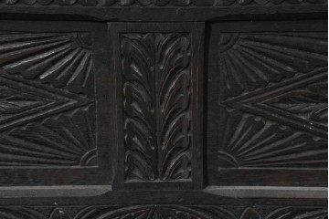 ヨーロッパアンティーク　1900年頃　オーク材　人物と紋章の彫刻が重厚な収納付きカービングベンチ　(R-089928)