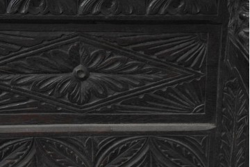 ヨーロッパアンティーク　1900年頃　オーク材　人物と紋章の彫刻が重厚な収納付きカービングベンチ　(R-089928)