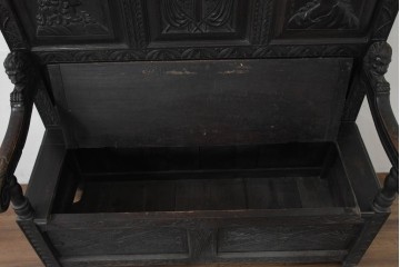 ヨーロッパアンティーク　1900年頃　オーク材　人物と紋章の彫刻が重厚な収納付きカービングベンチ　(R-089928)