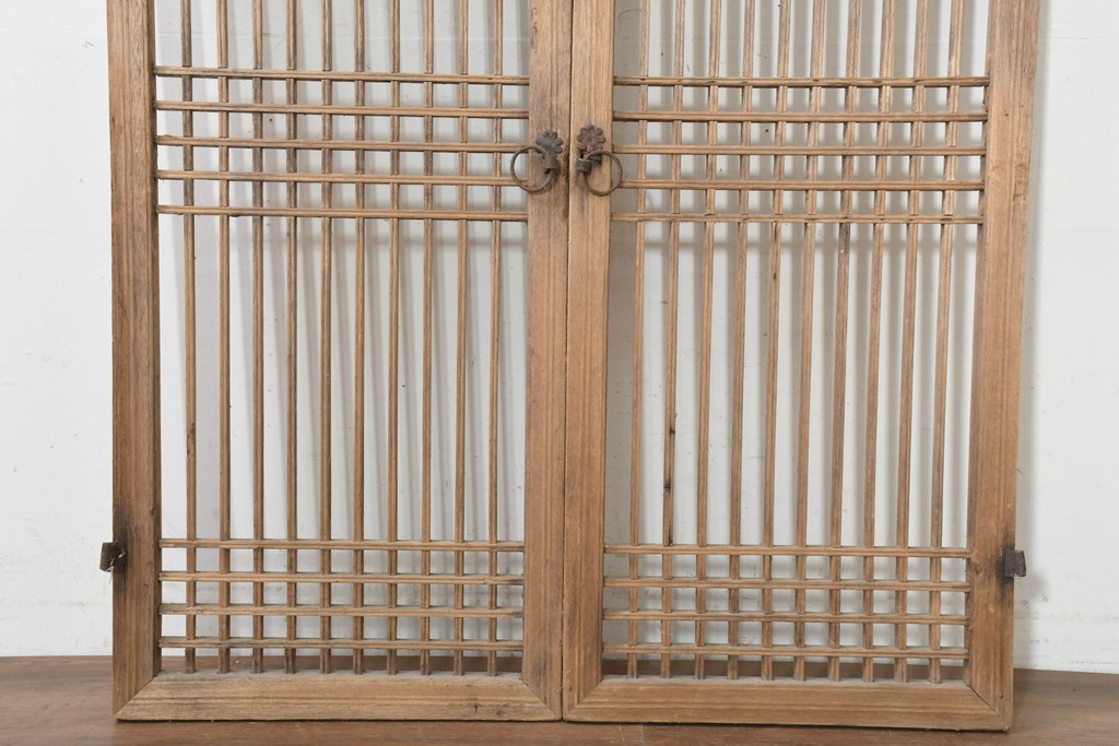 中国アンティーク建具　1900年頃　李朝風建具　均整の取れた格子意匠が魅力の窓2枚(1対)セット　(R-089929)