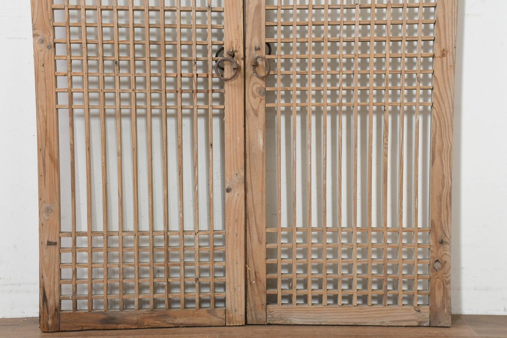 中国アンティーク建具　1900年頃　李朝風建具　均整の取れた格子意匠が魅力の窓2枚(1対)セット　(R-089935)
