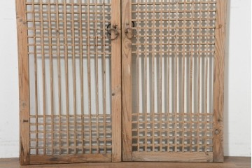 中国アンティーク建具　1900年頃　李朝風建具　均整の取れた格子意匠が魅力の窓2枚(1対)セット　(R-089935)