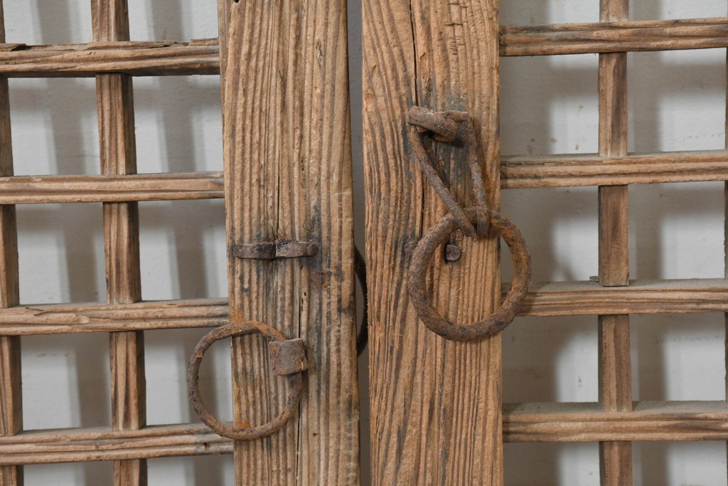 中国アンティーク建具　1900年頃　李朝風建具　均整の取れた格子意匠が魅力の窓2枚(1対)セット　(R-089937)