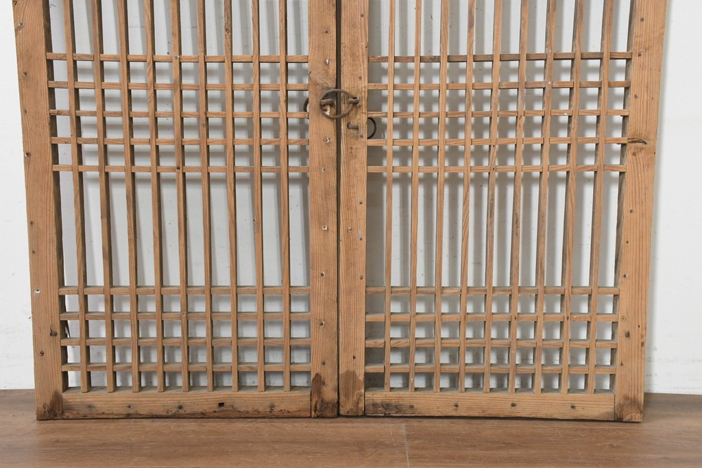 中国アンティーク建具　1900年頃　李朝風建具　均整の取れた格子意匠が魅力の窓2枚(1対)セット　(R-089937)
