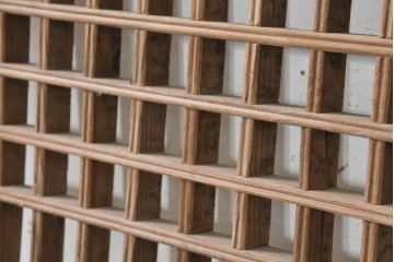 中国アンティーク建具　李朝風建具　素朴な木味と格子意匠を楽しめる窓1枚　(R-089941)