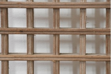 中国アンティーク建具　李朝風建具　素朴な木味と格子意匠を楽しめる窓1枚　(R-089941)