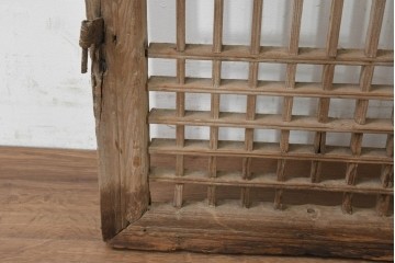 中国アンティーク建具　李朝風建具　素朴な木味と格子意匠を楽しめる窓1枚　(R-089941)