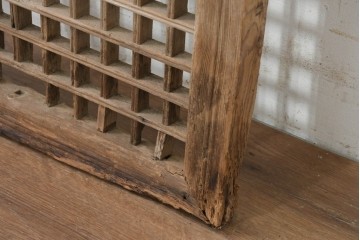 中国アンティーク建具　李朝風建具　素朴な木味と格子意匠を楽しめる窓1枚　(R-089941)