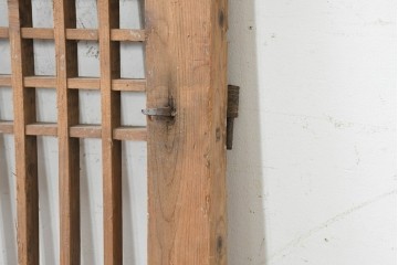 中国アンティーク建具　李朝風建具　素朴な木味と格子意匠を楽しめる窓1枚　(R-089941)