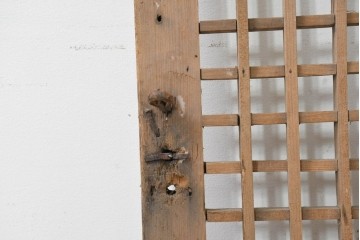 中国アンティーク建具　李朝風建具　素朴な木味と格子意匠を楽しめる窓1枚　(R-089941)