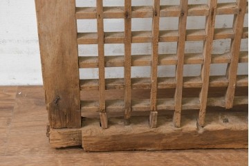 中国アンティーク建具　李朝風建具　素朴な木味と格子意匠を楽しめる窓1枚　(R-089941)