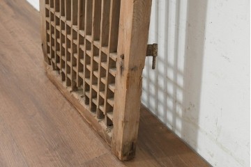 中国アンティーク建具　李朝風建具　素朴な木味と格子意匠を楽しめる窓1枚　(R-089941)