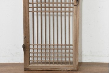 中国アンティーク建具　李朝風建具　花形の金具と格子の並びが美しい窓1枚　(R-089942)