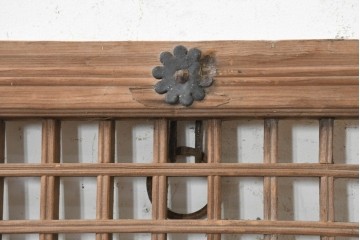 中国アンティーク建具　李朝風建具　花形の金具と格子の並びが美しい窓1枚　(R-089942)
