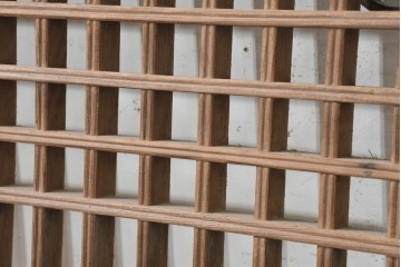 中国アンティーク建具　李朝風建具　花形の金具と格子の並びが美しい窓1枚　(R-089942)