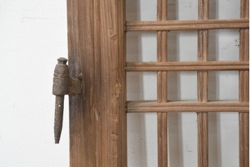 中国アンティーク建具　李朝風建具　花形の金具と格子の並びが美しい窓1枚　(R-089942)