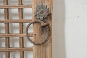 中国アンティーク建具　李朝風建具　花形の金具と格子の並びが美しい窓1枚　(R-089942)