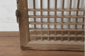 中国アンティーク建具　李朝風建具　花形の金具と格子の並びが美しい窓1枚　(R-089942)