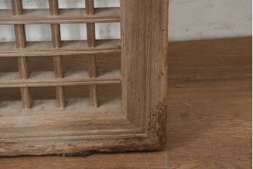 中国アンティーク建具　李朝風建具　花形の金具と格子の並びが美しい窓1枚　(R-089942)