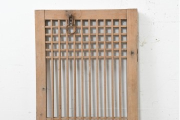中国アンティーク建具　李朝風建具　花形の金具と格子の並びが美しい窓1枚　(R-089942)