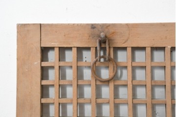 中国アンティーク建具　李朝風建具　花形の金具と格子の並びが美しい窓1枚　(R-089942)
