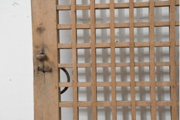 中国アンティーク建具　李朝風建具　花形の金具と格子の並びが美しい窓1枚　(R-089942)