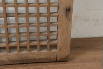 中国アンティーク建具　李朝風建具　花形の金具と格子の並びが美しい窓1枚　(R-089942)