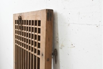 中国アンティーク建具　李朝風建具　花形の金具と格子の並びが美しい窓1枚　(R-089942)