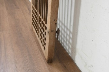 中国アンティーク建具　李朝風建具　花形の金具と格子の並びが美しい窓1枚　(R-089942)