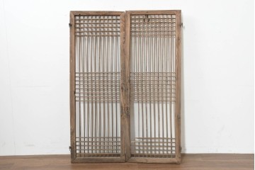 中国アンティーク建具　1900年頃　李朝風建具　端正な格子意匠と経年の味わいが魅力的な窓2枚(1対)セット　(R-089943)